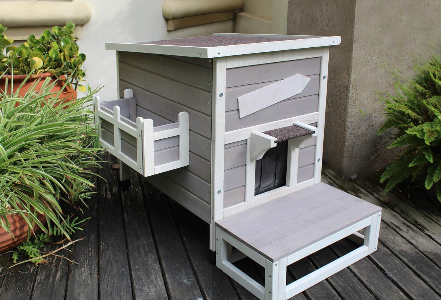 Weatherproof Outdoor Cat House with Escape Door Y626598